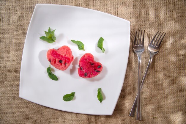 Kolacja przy świecach, talerz z daniem